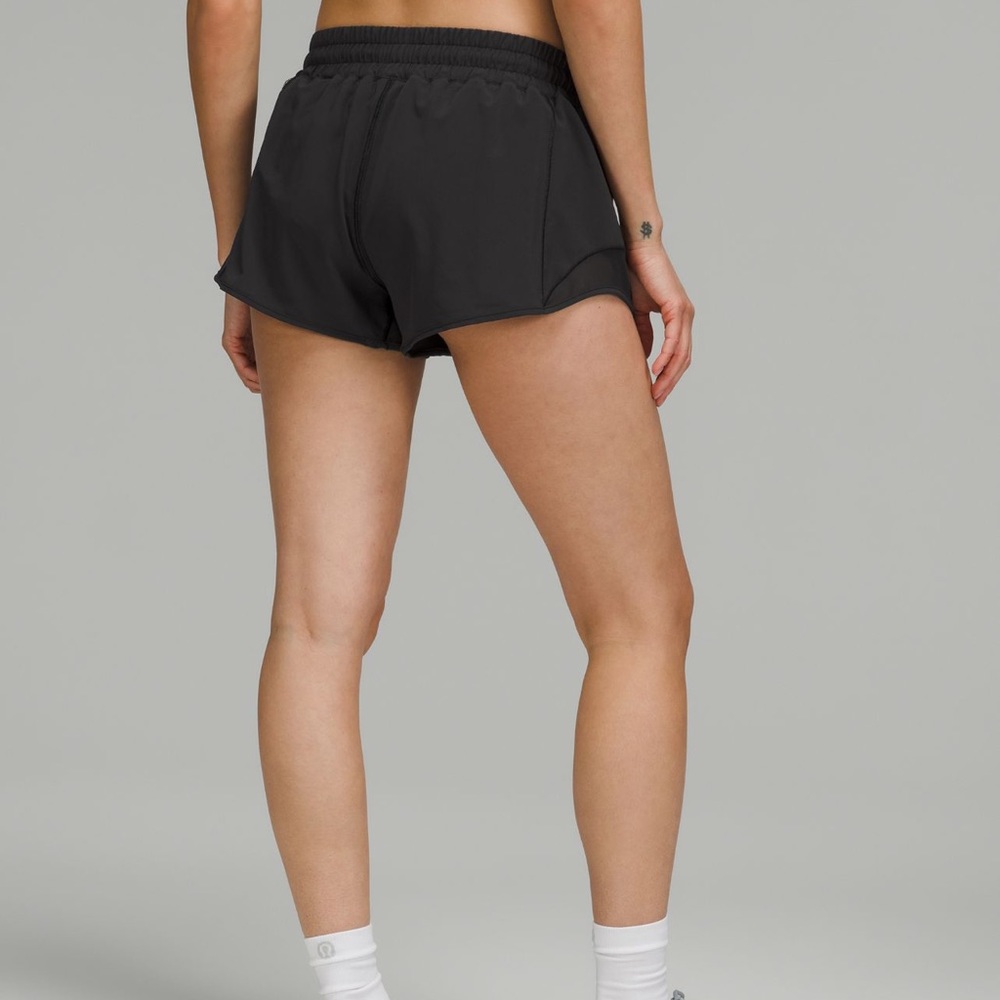 LULULEMON Hotty Hot Low-Rise Lined Short 2.5